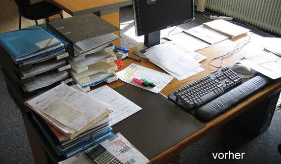 Ein typischer Schreibtisch vor der Nutzung der 1-Griff-Ablage